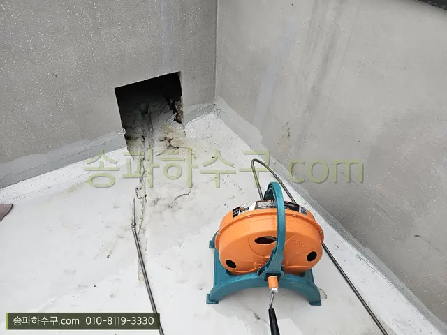 지하 벽면 배관 개구부에 스프링 장비를 투입하는 모습