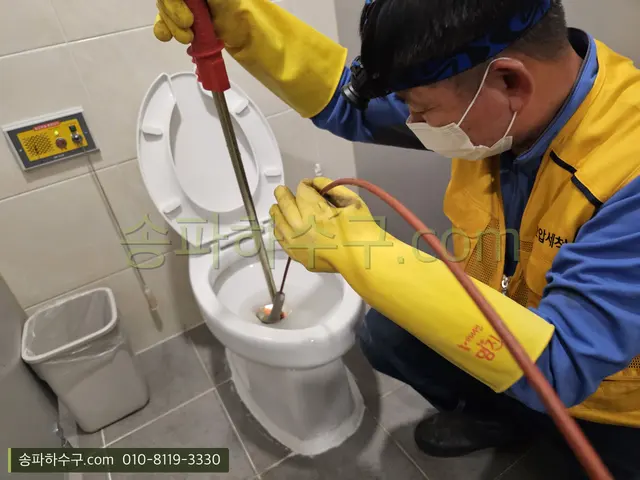 변기 트랩에 관통 장비를 넣어 뚫는 작업