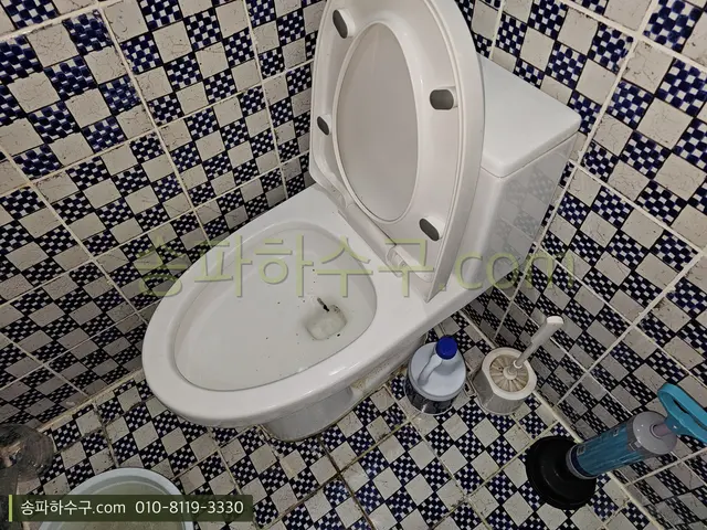 작업을 마치고 정상 배수를 확인한 변기