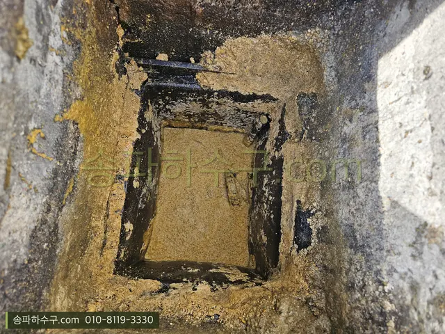 기름이 눌어붙은 배수 트렌치 내부