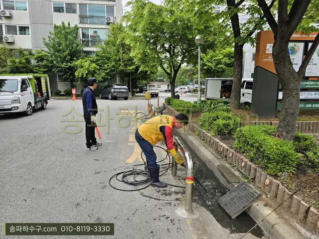 아파트 단지 배수 트렌치 세척 작업